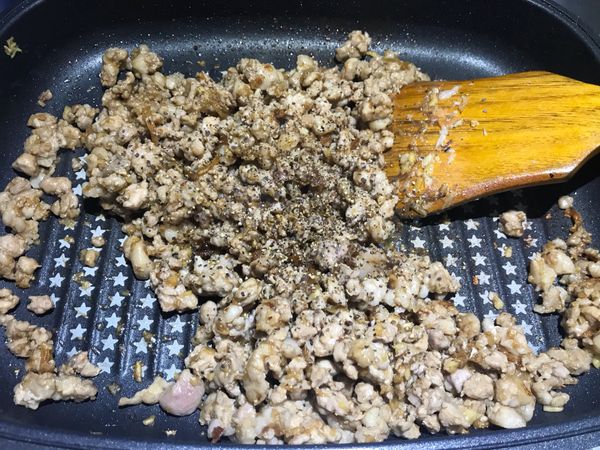 加入量多點的黑胡椒。再加醬油。加米酒。
