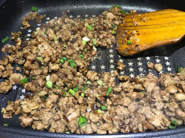 蔥切碎加入。加香油。