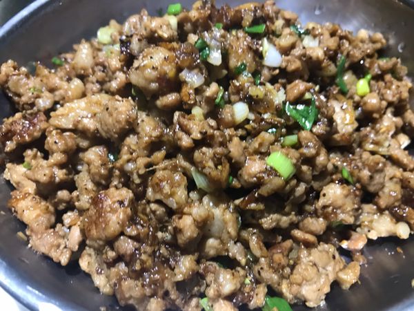 大火拌炒一下約1分鐘一直拌炒。別煮的太久肉會太硬太老。15分鐘內中火就好。只是要一直翻炒，會均勻比較快熟