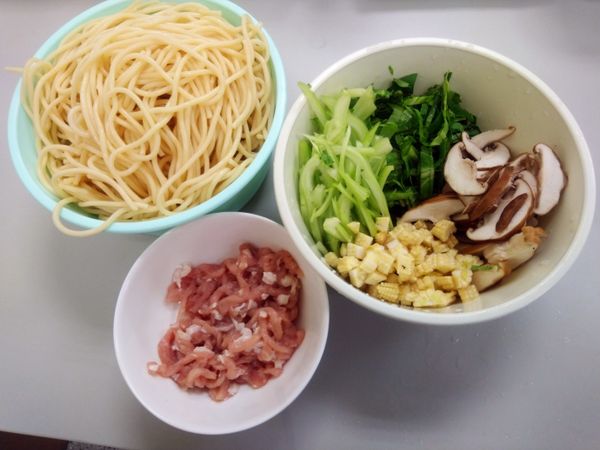 義大利麵 煮好備用
豬肉 切絲
香菇 切片
玉米筍洗淨後 切小塊
青江菜洗淨後 切絲