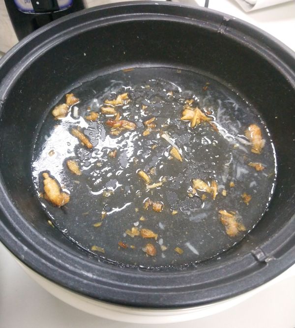 開火熱鍋 放入油蔥酥 2匙