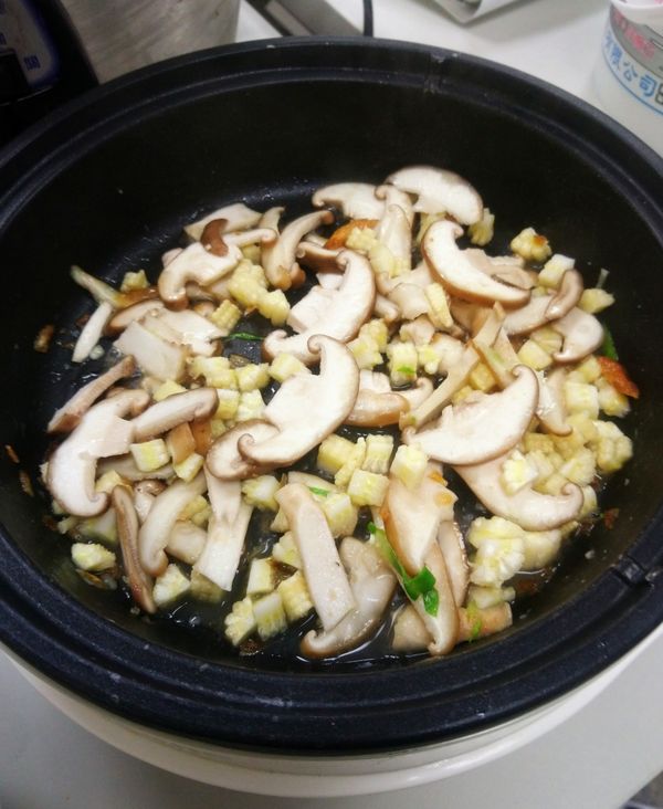 再把切絲的香菇和切塊的玉米筍拌炒
再加肉絲放入 加1小匙醬油 炒8分熟