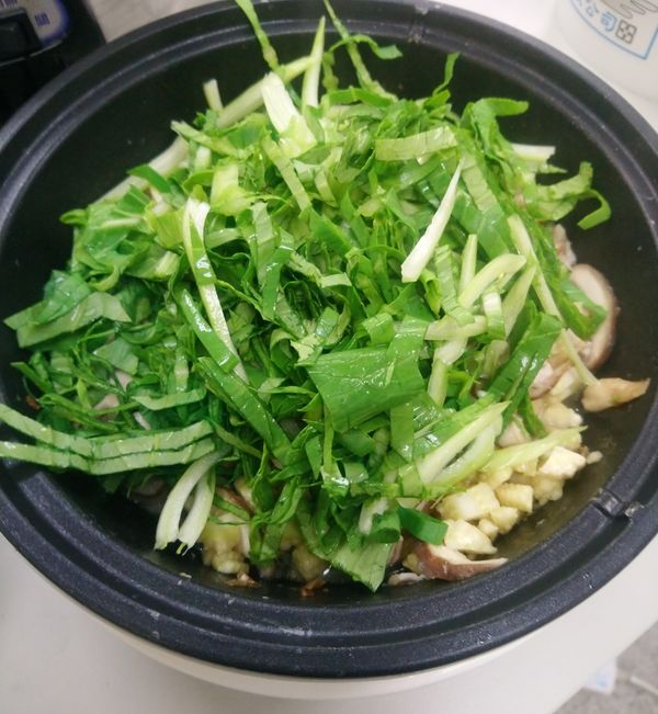 再加入切絲的小白菜 炒熟