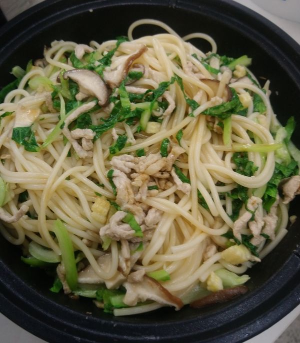 最後加入 備用的義大利麵 和1匙鹽
拌炒即可完成上桌