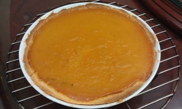 南瓜蒸熟放涼後，與糖、蛋、奶、肉桂粉拌勻後，倒入烤好的派皮內，表面整平。再繼續送入180度c的烤箱內烘烤25~30分。