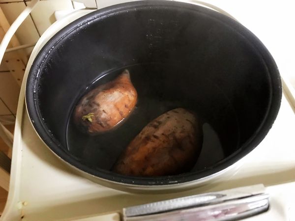 蕃薯用電飯鍋煮軟。