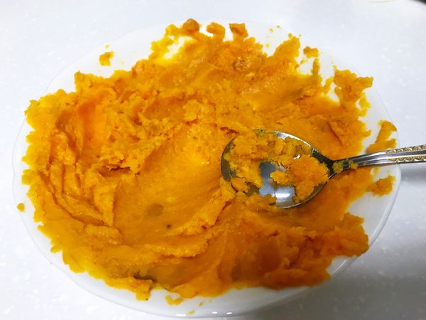 蕃薯煮軟後剝皮壓成泥，要壓到沒有顆粒，這樣煮出來的湯才會順滑。