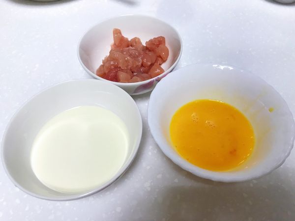 將雞肉切成小塊（素食者可不加雞肉），雞蛋打勻，準備好奶油。