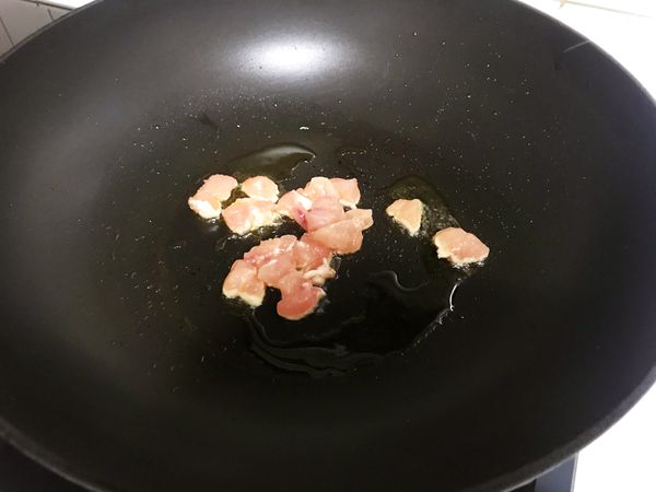 中火燒熱油後，放入雞肉略炒。（素食者可省略這一步，或燒熱橄欖油後加點玉米粒炒一下）