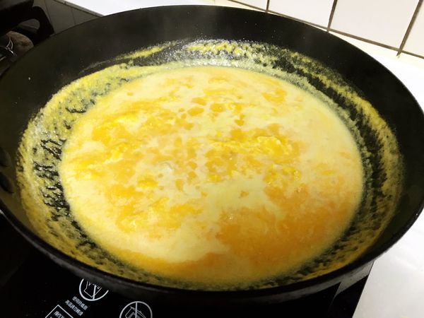 倒入雞汁，不要急著攪拌，等蛋汁稍稍凝結後才攪拌，這樣就能形成漂亮的蛋花。