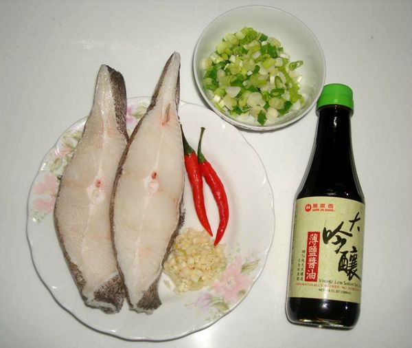 備好所需食材和"萬家香大吟釀薄鹽醬油"...