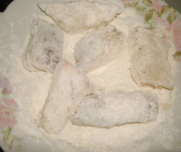 將鱈魚洗淨切塊，沾上地瓜粉備用...