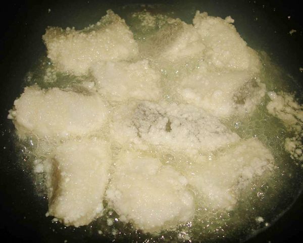 熱鍋倒油，將鱈魚炸至金黃酥香即可撈起備用....