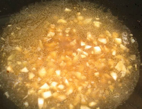 熱鍋倒油，先爆香蒜末，倒入所有[調味料]，再加入適量的水收成次汁即可...