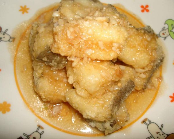 將炸好的鱈魚片盛盤淋上次汁備用...