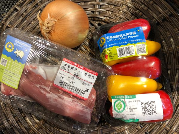 水波爐炒豬肉咖哩備料中