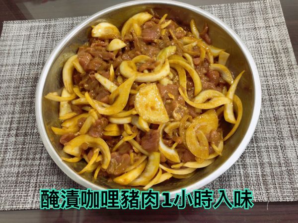 食材醃漬調味料拌均勻後放入冰箱冷藏1小時以上入味