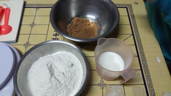 黑糖麵糰：
先將黑糖粉倒入鮮奶攪拌至融化。