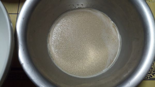 倒入酵母粉稍微攪拌一下。