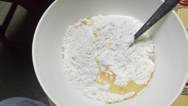 加入麵粉、葵花油一起揉至兩光😱（是容器光、手光光啦）。