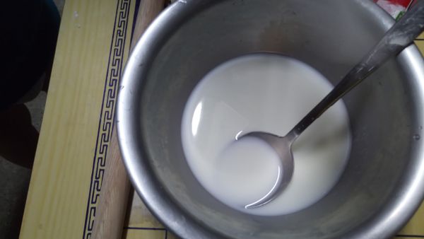 鮮奶麵糰：
砂糖倒入鮮奶攪拌至融化後再加入酵母粉稍微攪拌。