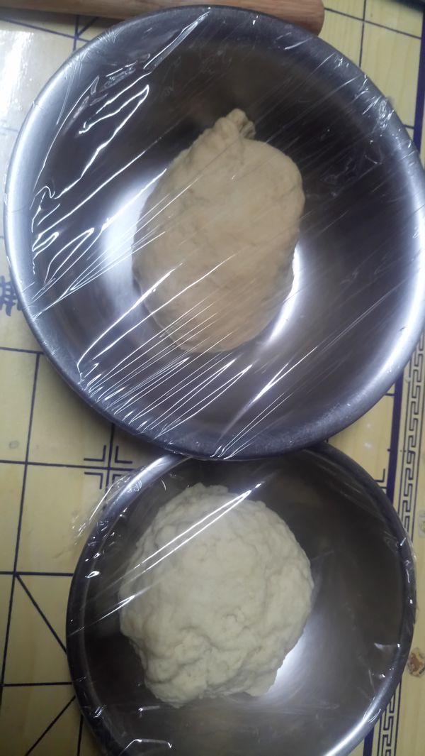 蓋上保鮮膜靜置10分讓麵糰休息一下💤。
※可以做完一個麵糰先進行靜置再利用時間做下一個前置程序就不會浪費時間也不會手忙腳亂了。