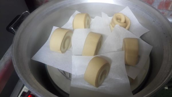 家裡沒有發酵機也沒有大烤箱可以成為密閉空間的發酵室，用電鍋也可以進行完美發酵。
電鍋插上電源成保溫功能（不能切下電源哦！），內部不留一滴水蓋上鍋蓋進行二次發酵30分鐘。