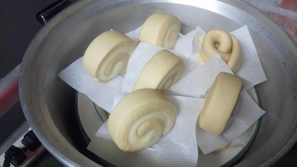 發酵完整的形狀會比原先的大一倍，摸起來滑滑軟軟的就是發酵成功囉！
開蒸～～外鍋加入兩杯水蒸約20分鐘即可完成👌；蒸的時候鍋蓋稍微傾斜可以防止蓋上的水直接滴到饅頭上影響口感（放根筷子也行）。
※放涼後冰在冷凍，要吃時只要再蒸8-10分鐘即可享用喔😼