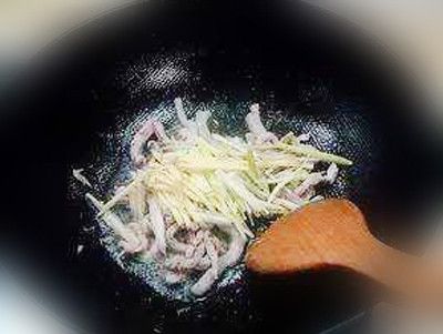 炒锅上火烧热注入少许油，下入五花肉丝煸炒，把肉丝煸出油后放入姜丝爆香；