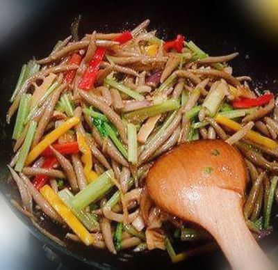 倒入面鱼用旺火翻炒，炒透后用少许盐和味精调味，加入少许醋，翻炒均匀，即可出锅；