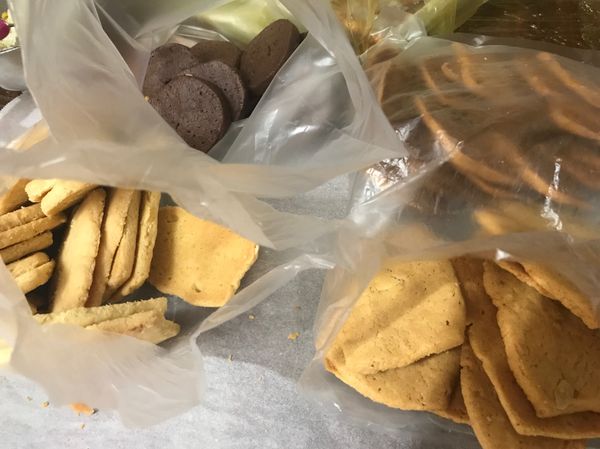 放入烤箱190度烤20分鐘

我家烤箱火力比較弱，160度要烤35分鐘，210度餅乾會些微咖啡色。

⚠️請依照自家烤箱調整