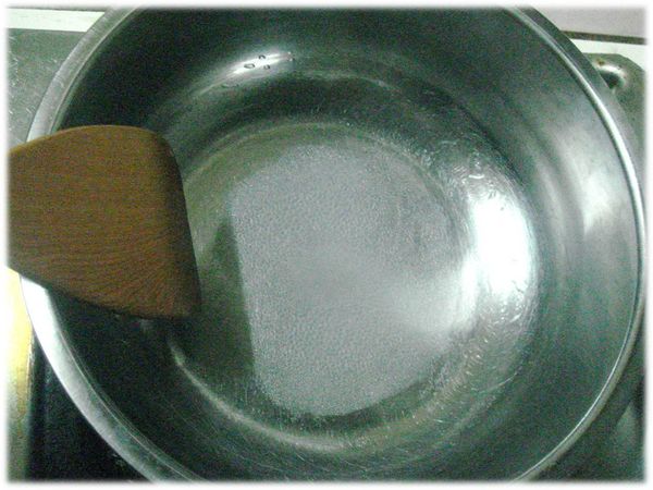 [壽喜燒醬汁]米酒倒入鍋中以小火煮開讓酒精揮發（請注意！請勿用大火，可能會點燃酒精發生危險），接著放入大吟釀薄鹽醬油．砂糖及水再次煮開，關火備用