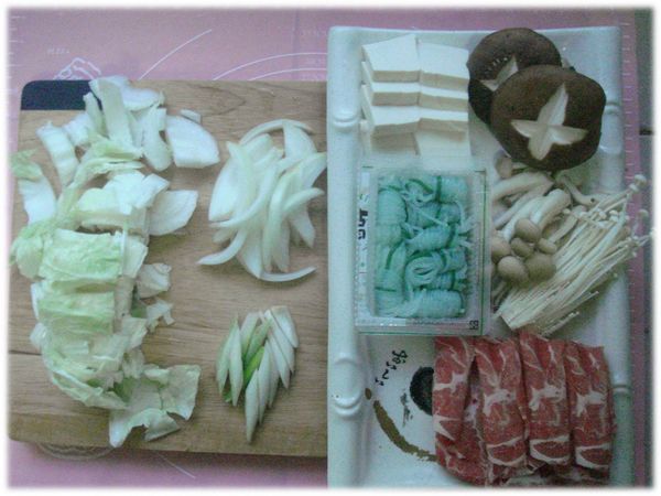 將蔬菜洗淨，洋蔥切條狀，其他材料都切成適口大小
