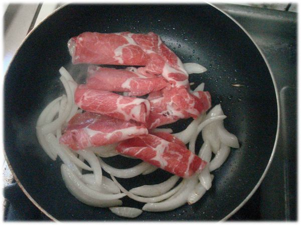 熱鍋，倒入食用油爆香洋蔥到稍微軟化後放入豬肉片略炒一下．再擺入所有食材