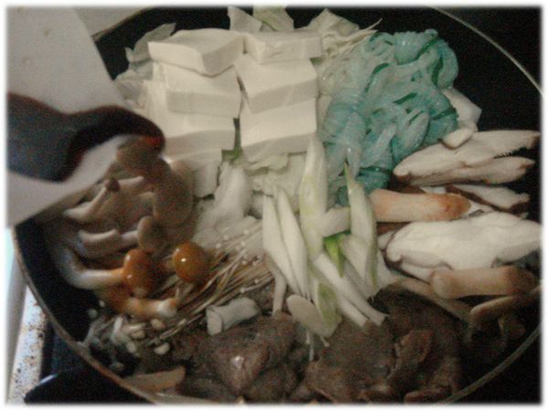 倒入以大吟釀薄鹽醬油調製的[壽喜燒醬汁]