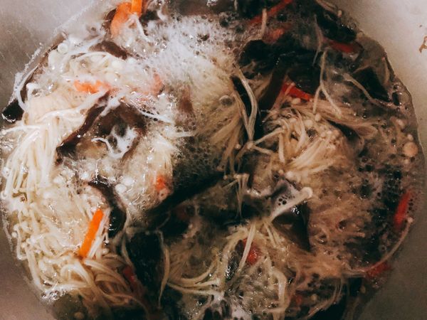 全部用滾水川燙十分鐘之後，之後瀝乾