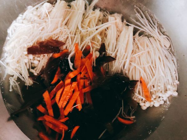 將金針菇木耳，紅蘿蔔洗淨放入鍋子中川燙