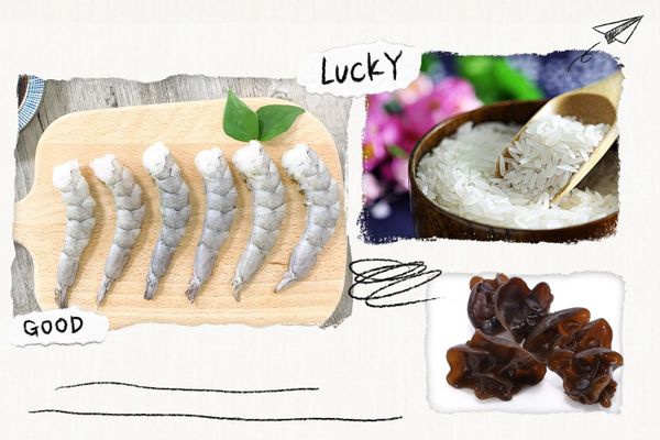 虾去皮去虾线，木耳泡发后切成小丁，泰国香米蒸熟放凉备用；
