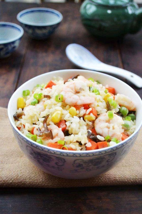 锅里加少许油烧热，先放入葱炒出香味，加入虾、蔬菜，稍微炒变色，然后放入蒸好的香米、盐、蚝油拌匀即可，炒7成熟就可以了，虾仁炒饭放凉备用；