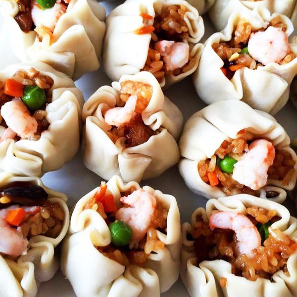 醒好的荞麦面，像饺子皮一样，擀成饺子皮的形状，把虾仁炒饭包入荞麦皮中，收口，顶上露出炒饭；