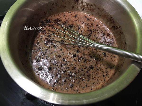 先將黑啤酒+無鹽奶油，加熱溶化，再加入糖及可可粉拌勻，備用