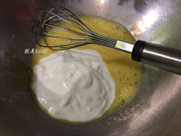 將全蛋打散，加入優格拌勻