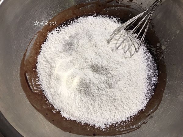 加入過篩的低筋麵粉與泡打粉，拌勻即完成蛋糕糊