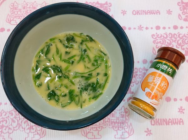 兩顆雞蛋打散，加入烹大師、鹽、薑黃粉攪拌均勻，再放入步驟一的菠菜拌勻