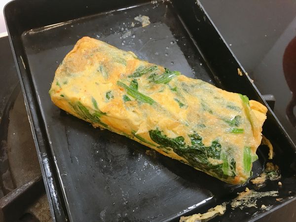 將玉子燒的四面輪流煎過，煎至喜歡的色澤後熄火