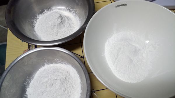 糯米粉分3份（白色糰子60g、紫色和綠色糰子各50g）