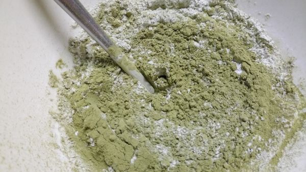 抹茶粉倒入糯米粉混合均勻，加入溫熱水50c.c，揉至容器內光光成糰。