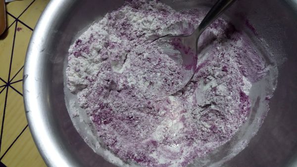 芋香粉倒入糯米粉。同抹茶糰子做法。