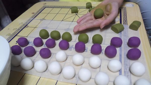 將糰子搓成長條，再切小塊（每顆10g）搓圓即可。
若想要大一點的糰子也可以重一點。