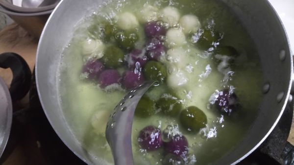 準備一鍋熱水煮滾後，丟入糰子，記得要攪拌哦～不然會黏在一起或黏在鍋底。
等到糰子浮起就可以撈出來了（像是煮湯圓的概念）。